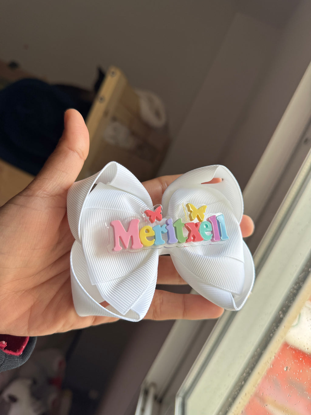Lazo blanco con nombre multicolor mariposas