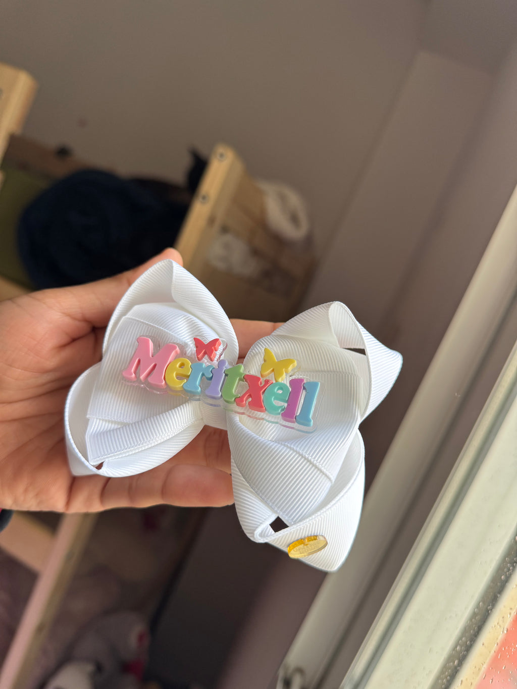Lazo blanco con nombre multicolor mariposas