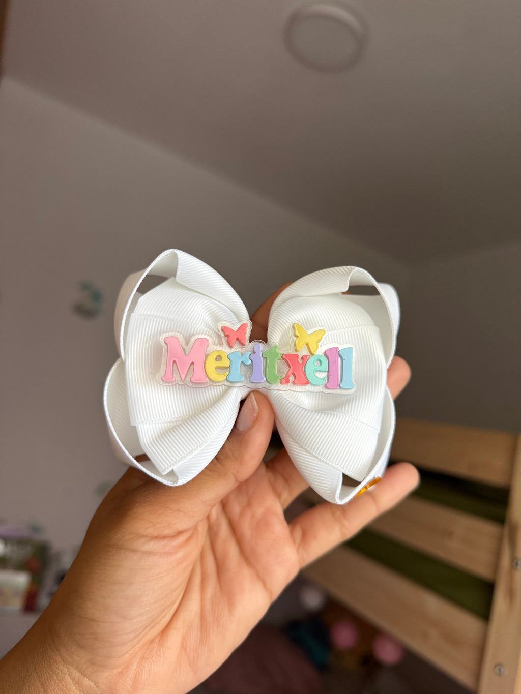 Lazo blanco con nombre multicolor mariposas