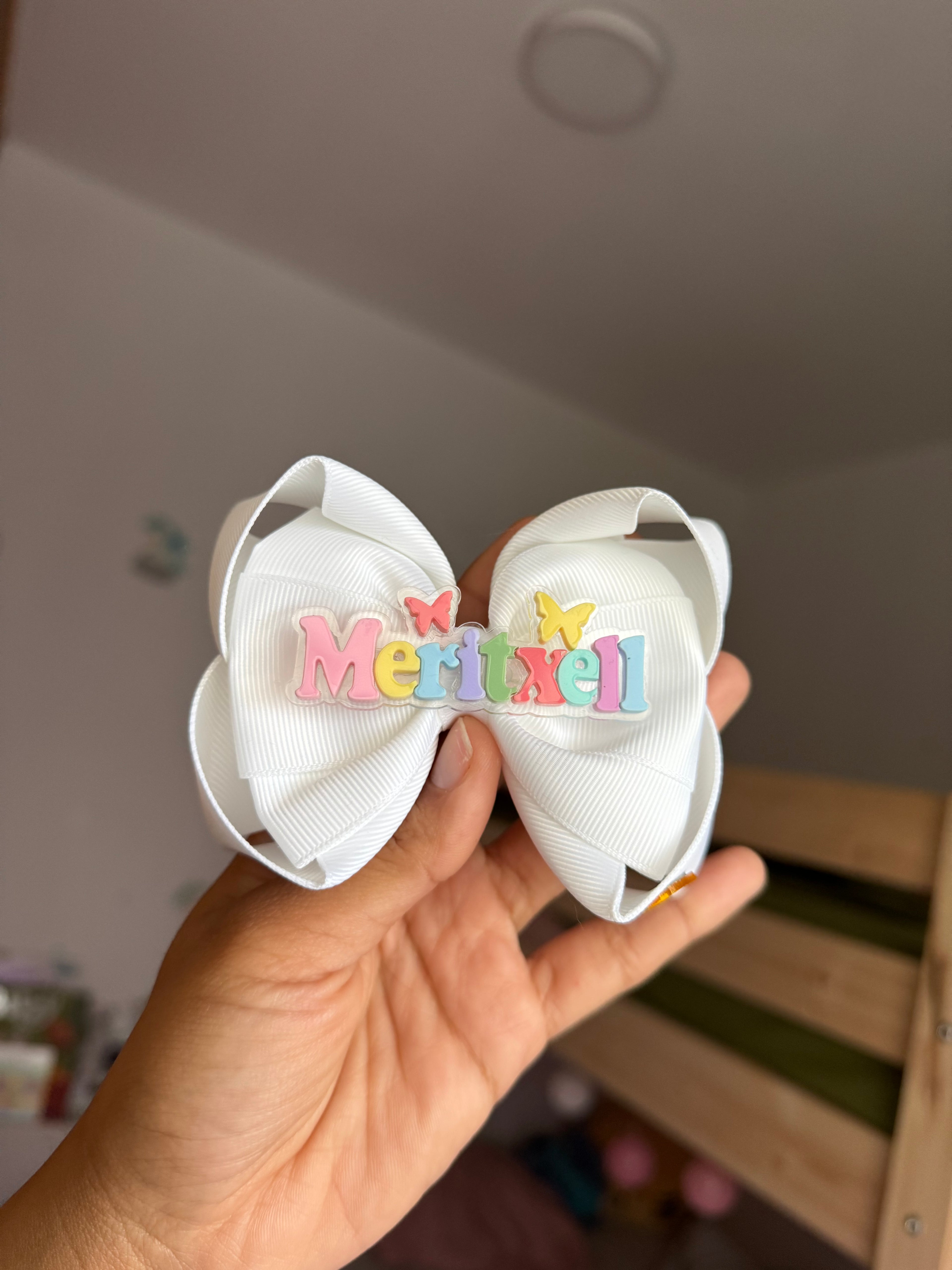 Lazo blanco con nombre multicolor mariposas